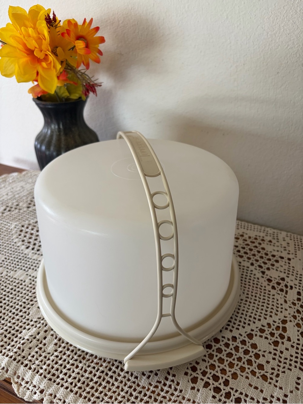 Tupperware Cake Carrier with handle